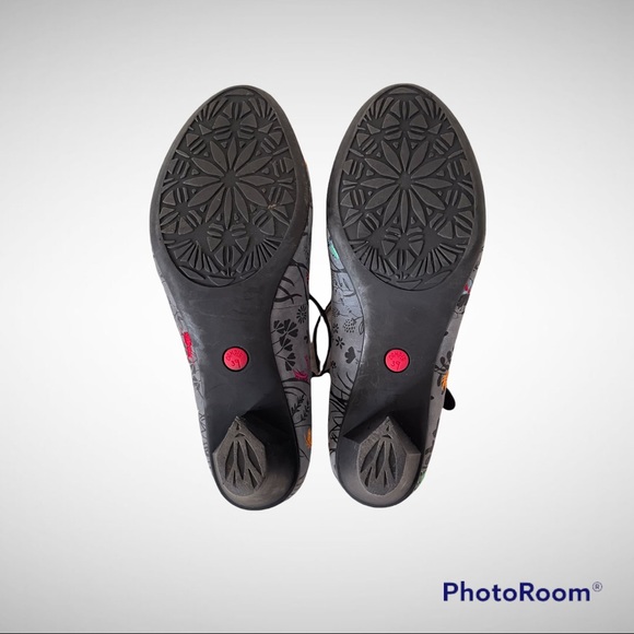 Camper shoes with birds ๐ฆ bees ๐ flowers ๐ธ - Picture 4 of 10